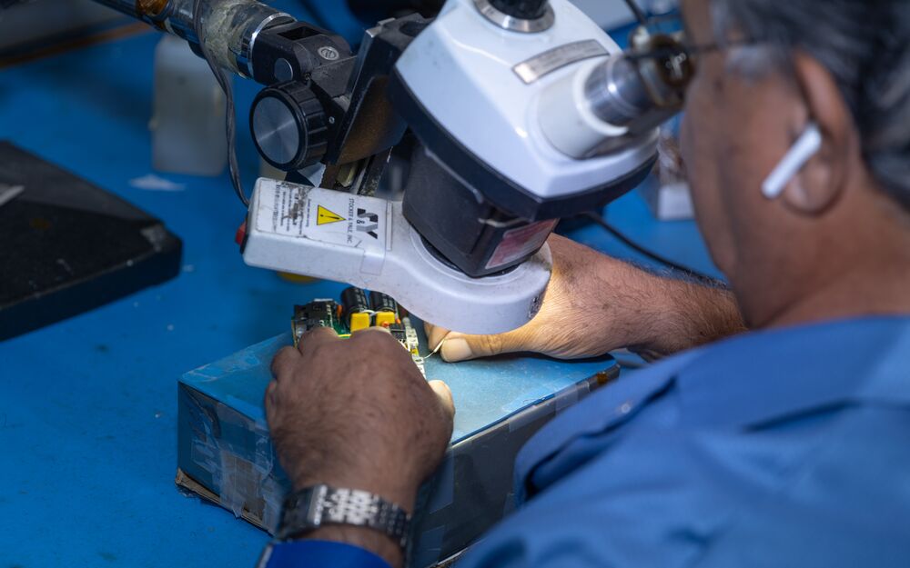 Microscope-assisted inspection and rework at a WCE workstation